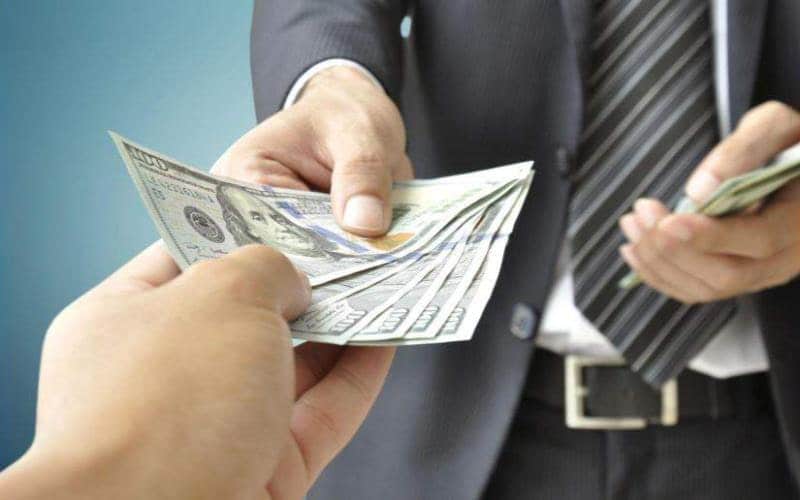 Nằm mơ thấy tiền - Báo trước điều gì trong tương lai của bạn? 3 Giấc mơ về tiền của mình đem cho người khác